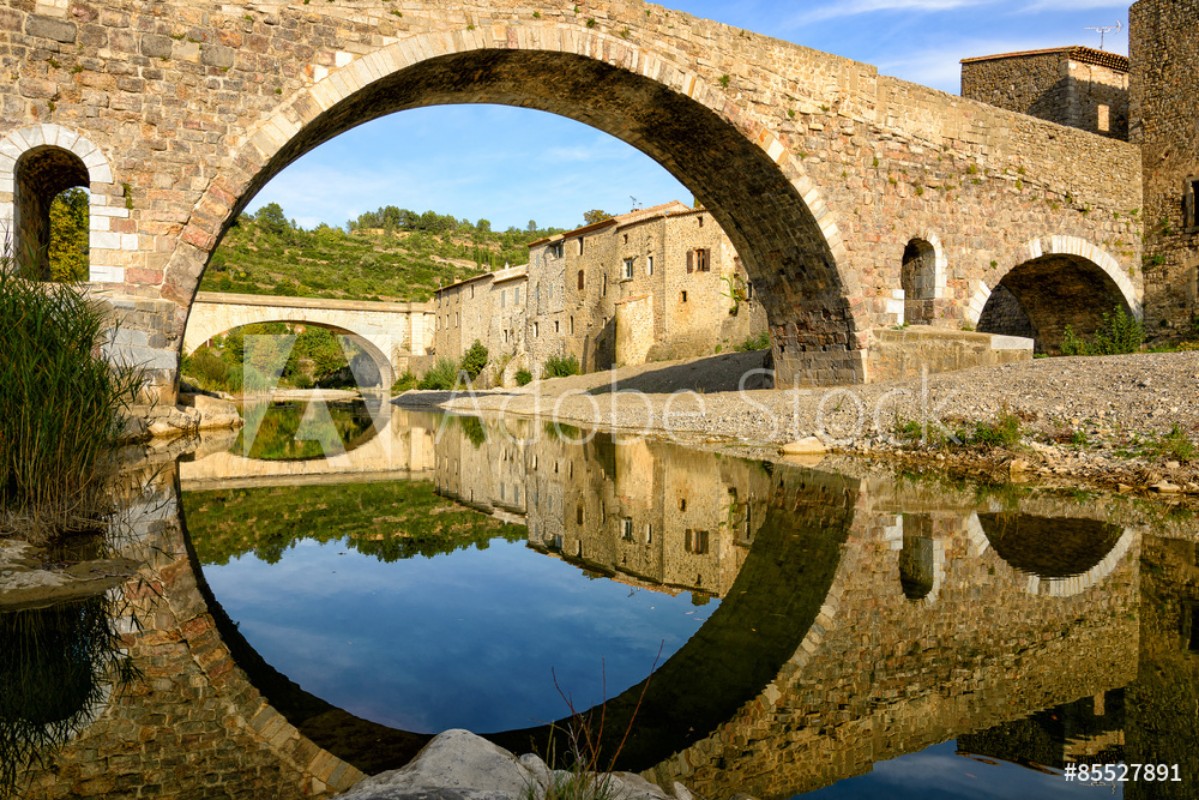 Afbeeldingen van Reflection and symmetry with a medieval bridge in Lagrasse